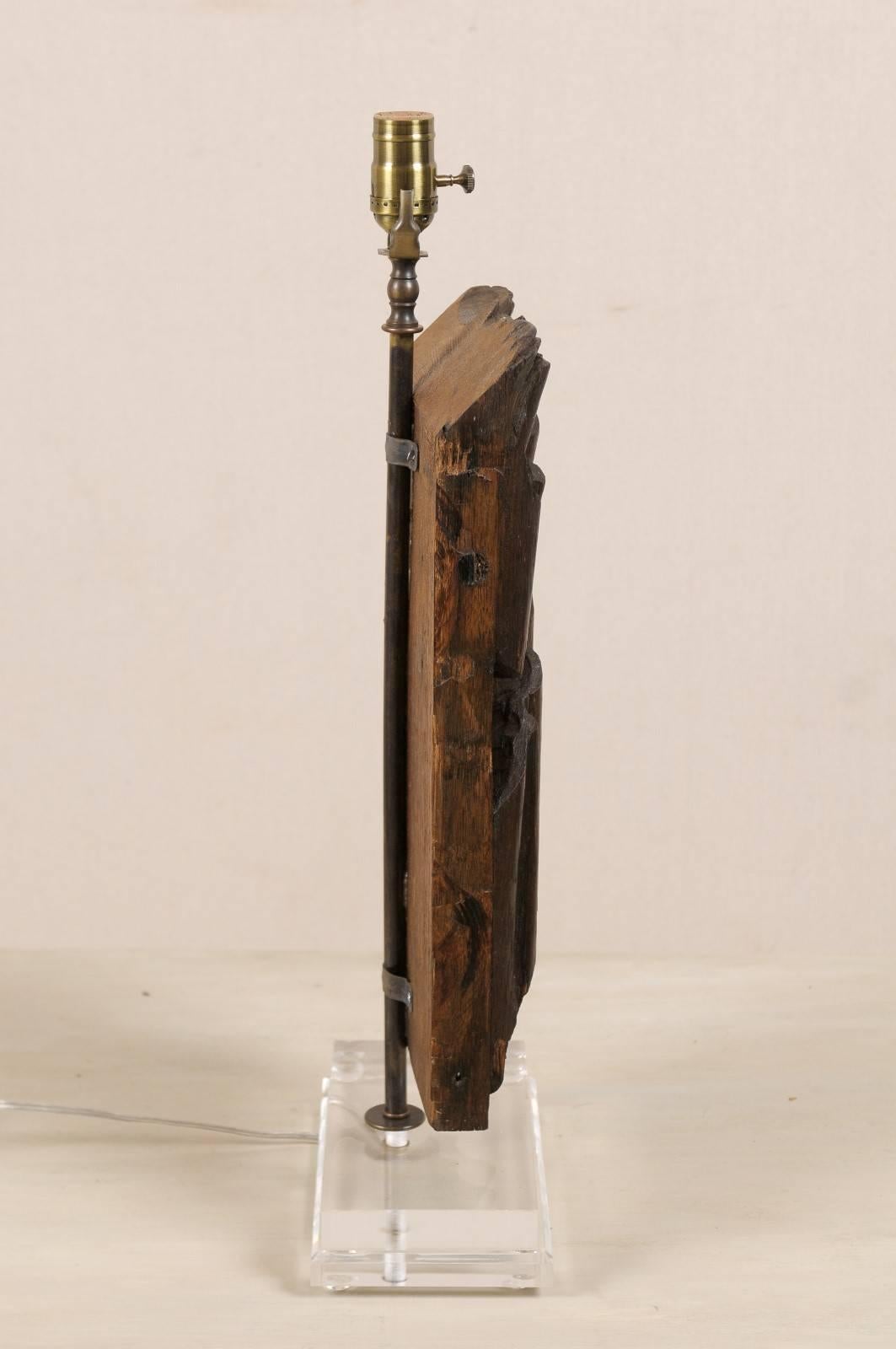 Fragment italien transformé en lampe de bureau en un seul fragment de bois sculpté à motif de ruban en vente 1