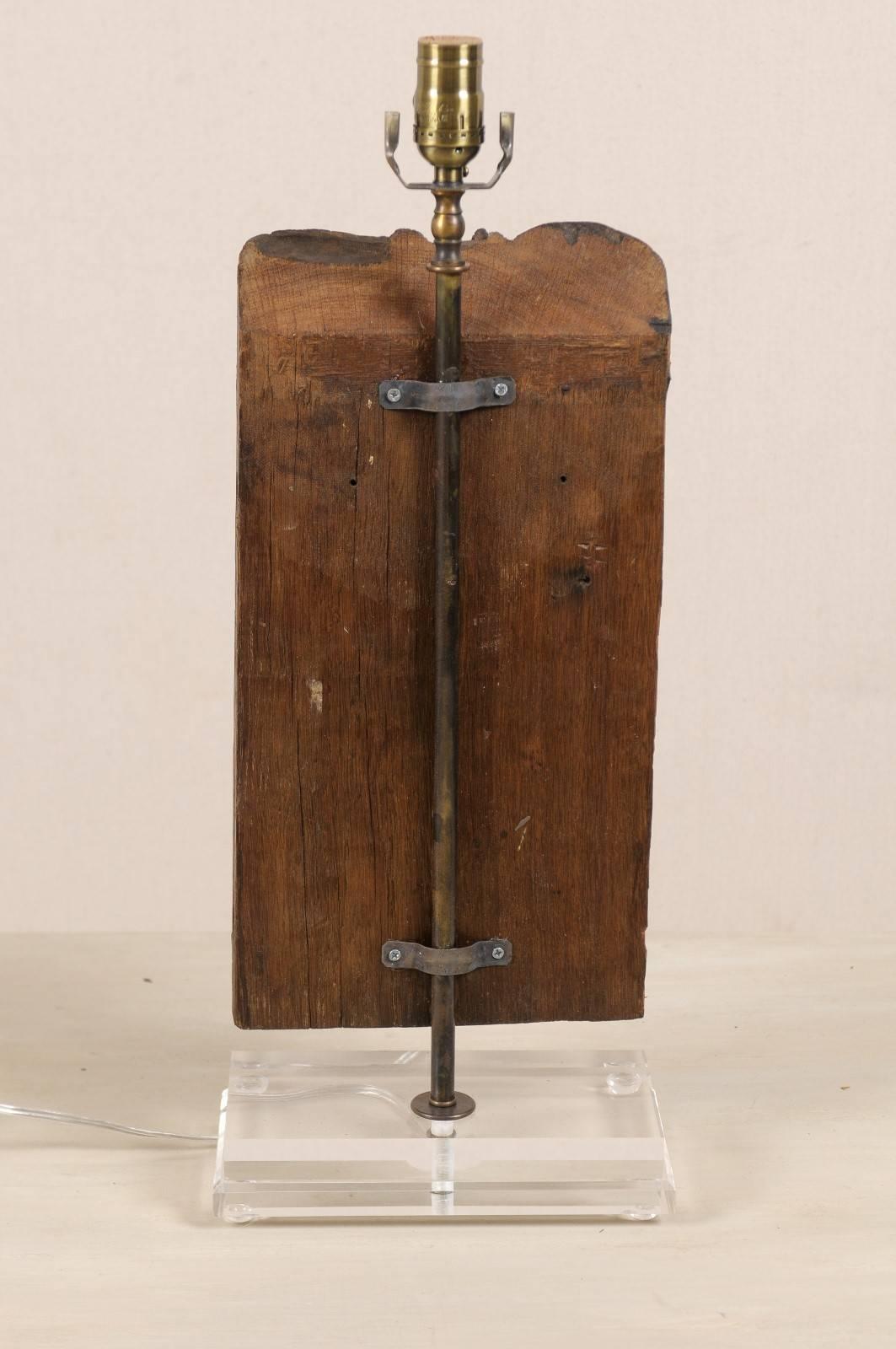 Ein einzelnes italienisches Fragment, das zu einer Tischlampe mit geschnitztem Holzbandmotiv verarbeitet wurde im Angebot 2