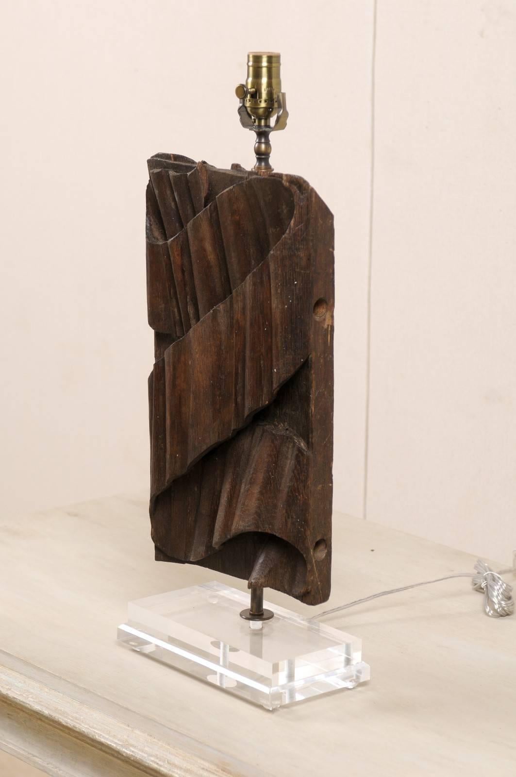 Fragment italien transformé en lampe de bureau en un seul fragment de bois sculpté à motif de ruban Bon état - En vente à Atlanta, GA