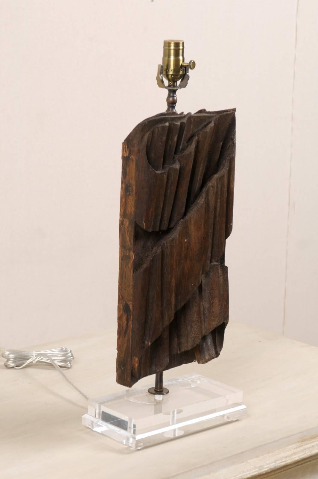 Sculpté Fragment italien transformé en lampe de bureau en un seul fragment de bois sculpté à motif de ruban en vente