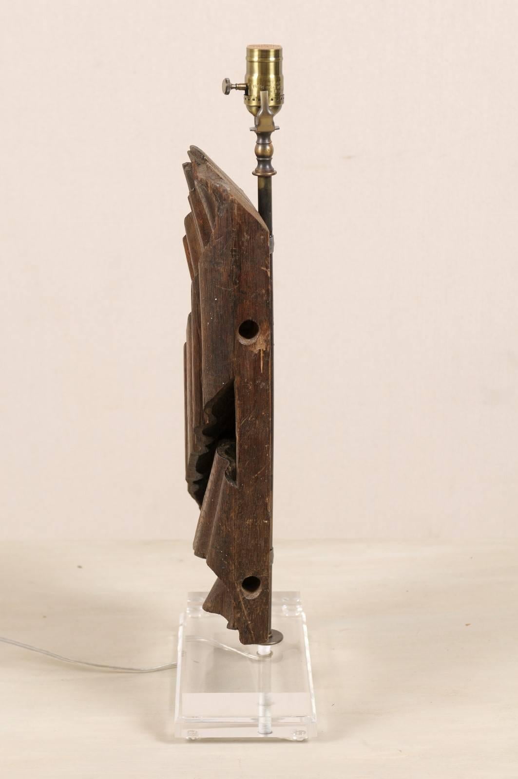 Fragment italien transformé en lampe de bureau en un seul fragment de bois sculpté à motif de ruban en vente 2