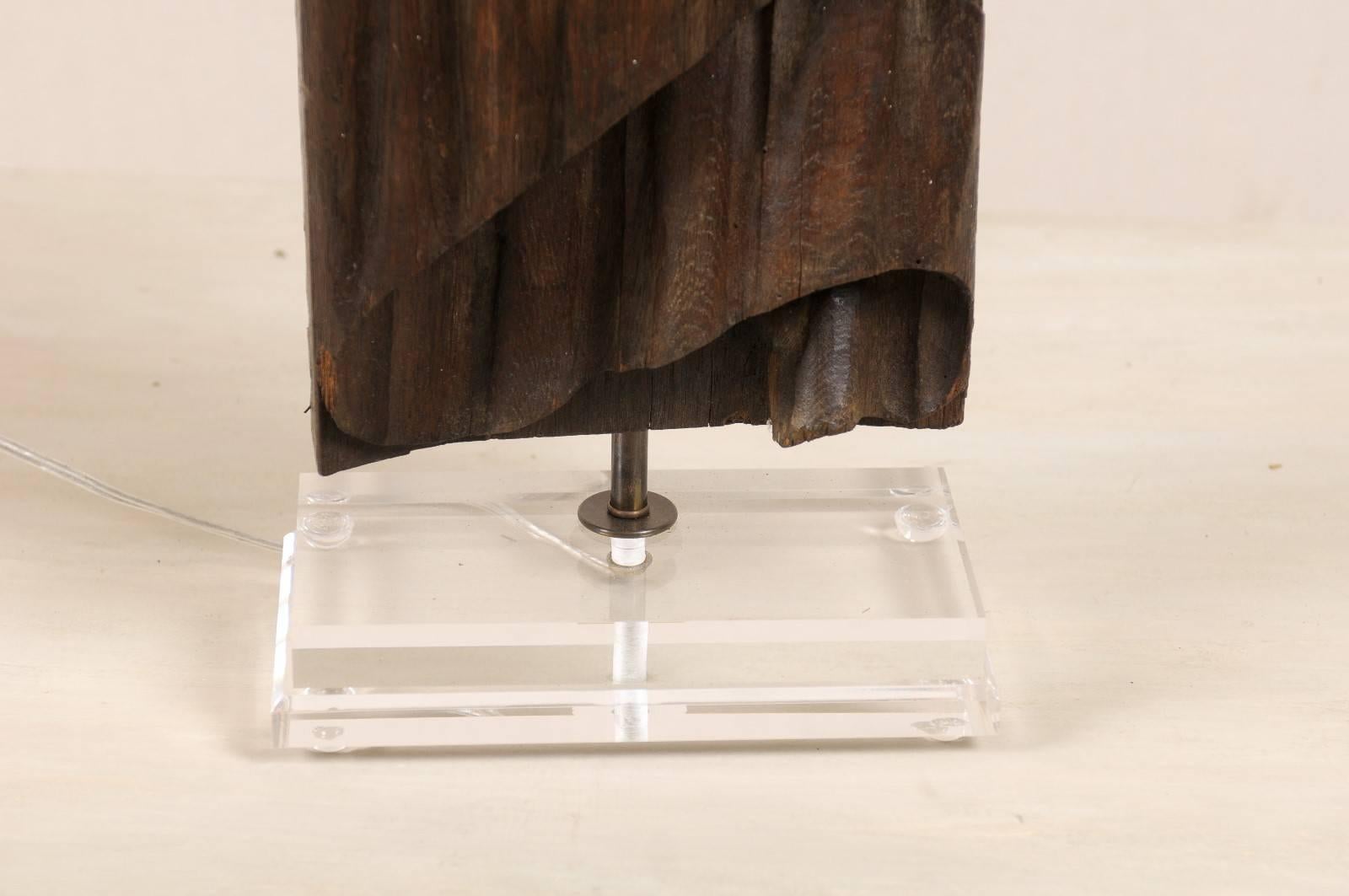 Lucite Fragment italien transformé en lampe de bureau en un seul fragment de bois sculpté à motif de ruban en vente