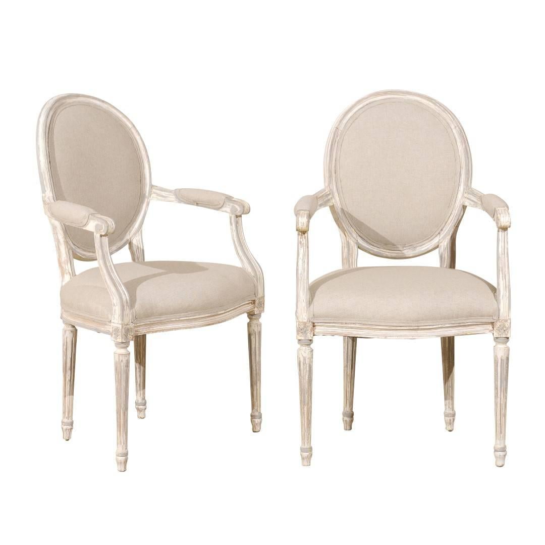 Paar französische Sessel im Louis-XVI-Stil mit ovaler Rückenlehne aus bemaltem Holz, neu gepolstert im Angebot