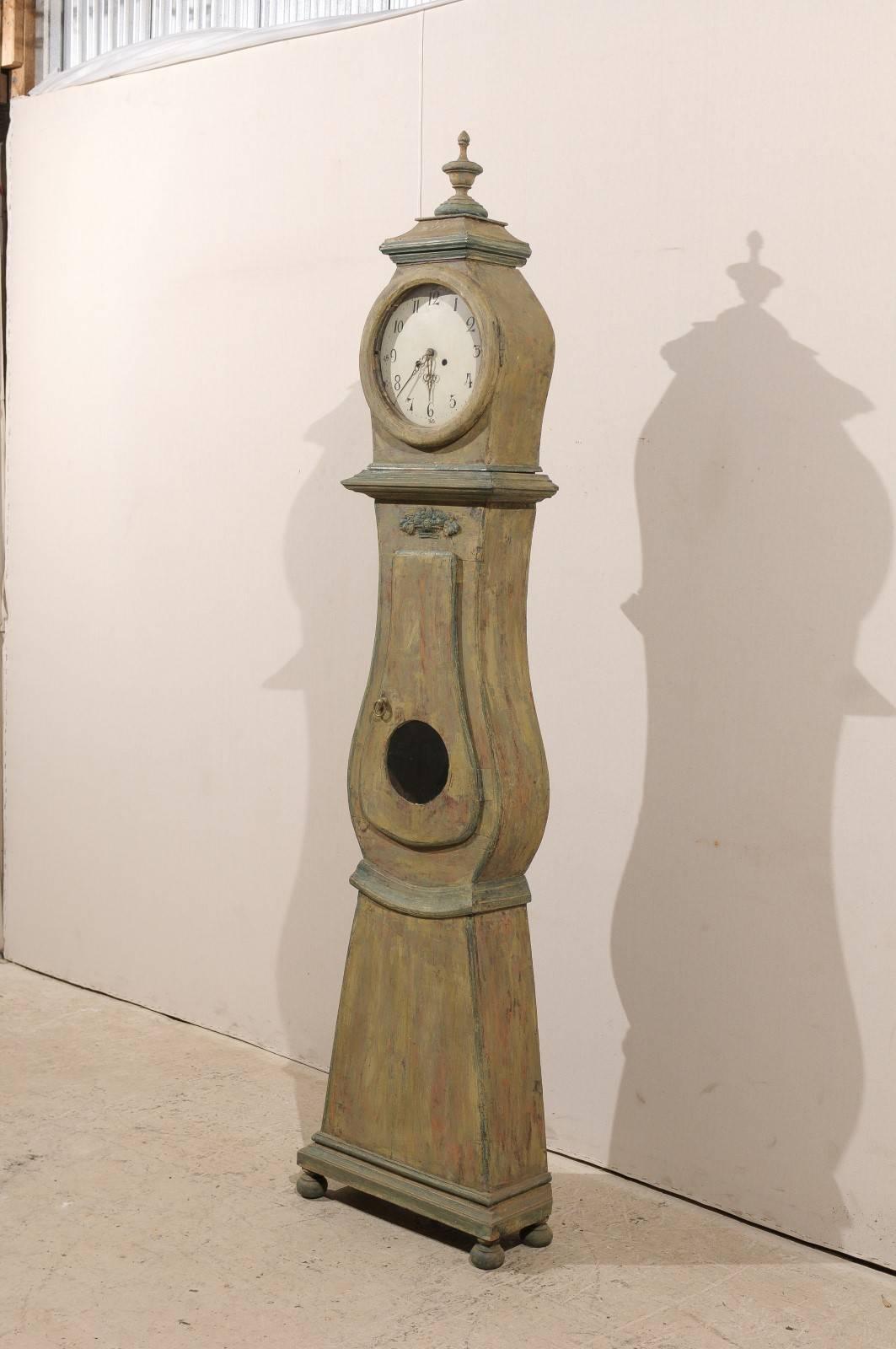 Horloge suédoise du 19ème siècle à boîtier/foyer en bois de couleur taupe, gris et vert Bon état - En vente à Atlanta, GA