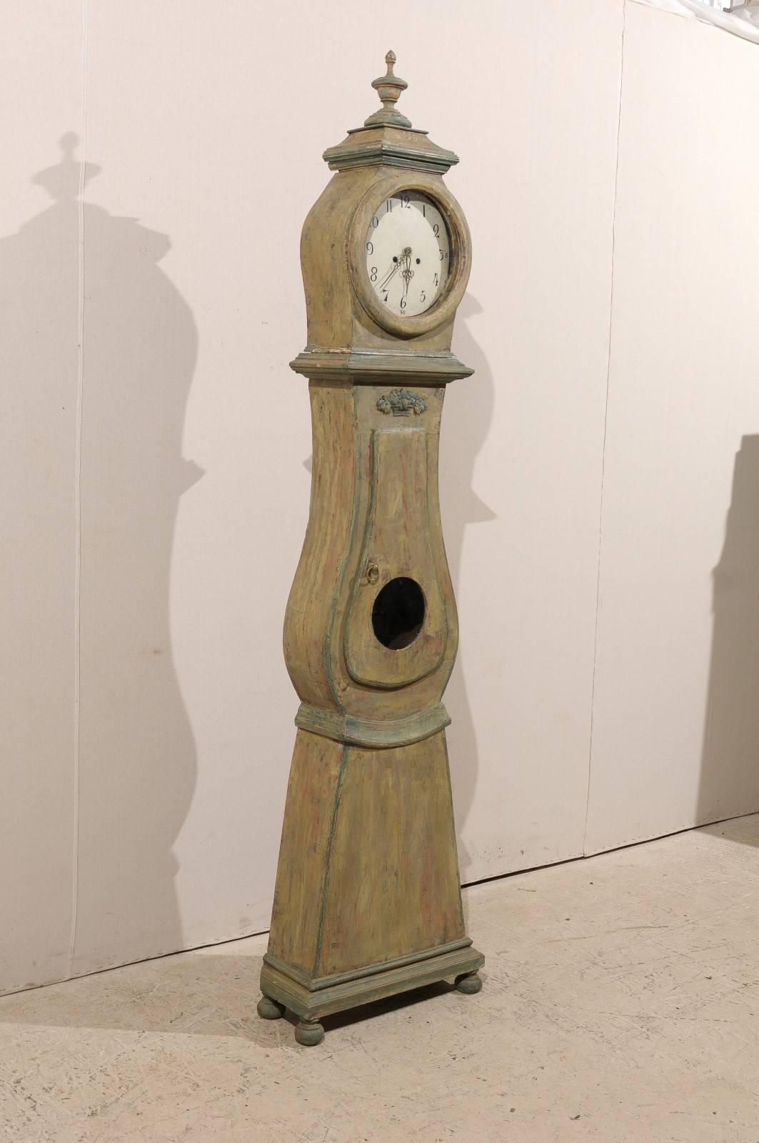 Sculpté Horloge suédoise du 19ème siècle à boîtier/foyer en bois de couleur taupe, gris et vert en vente