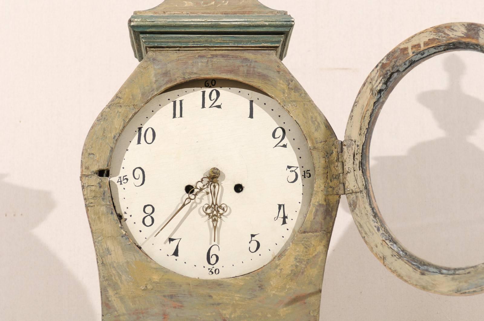 Bois Horloge suédoise du 19ème siècle à boîtier/foyer en bois de couleur taupe, gris et vert en vente