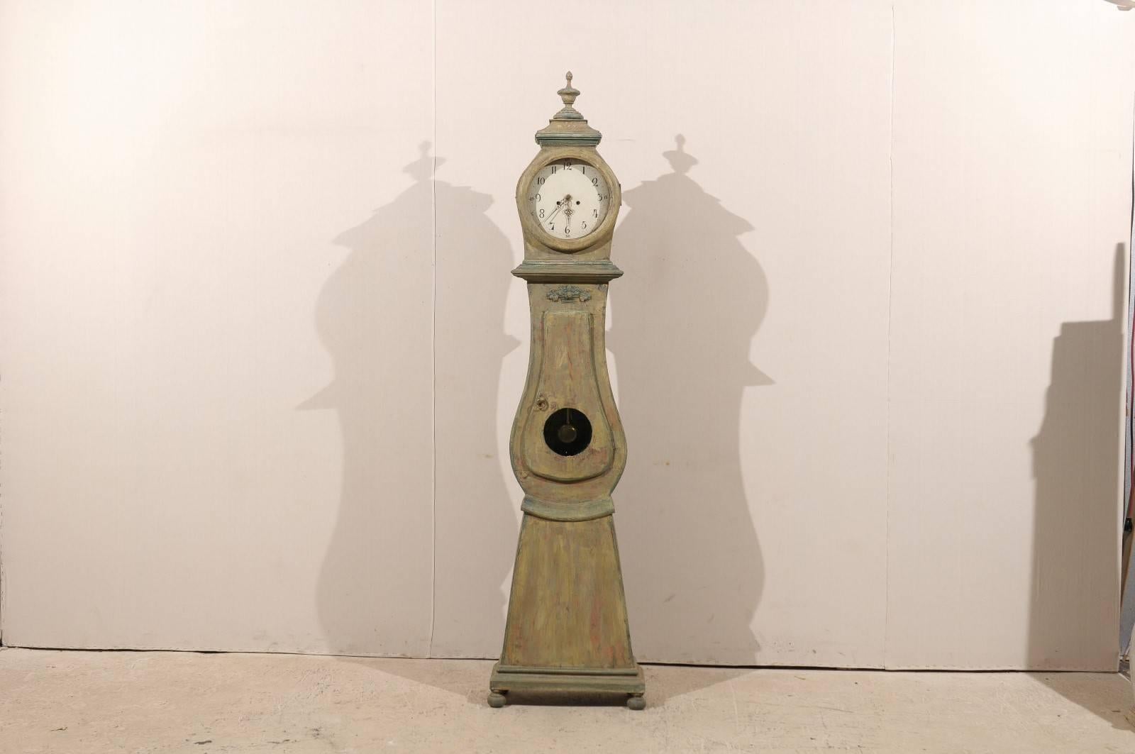 Horloge suédoise du 19ème siècle à boîtier/foyer en bois de couleur taupe, gris et vert en vente 3