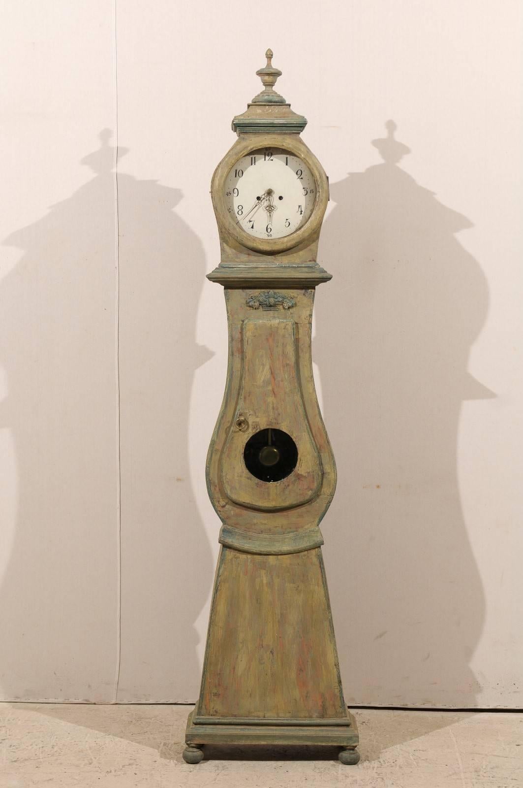 Suédois Horloge suédoise du 19ème siècle à boîtier/foyer en bois de couleur taupe, gris et vert en vente