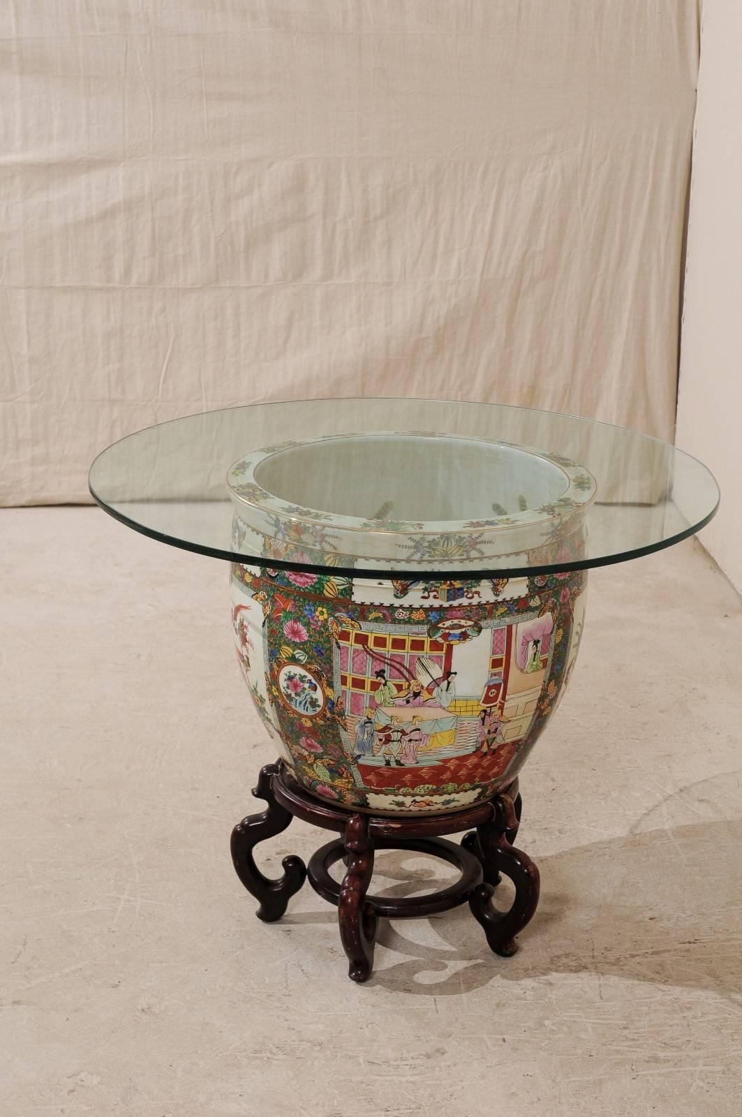 Runder chinesischer Famille Rose-Tisch aus Porzellan, Glas und Holz mit Ornamentverzierungen im Angebot 2