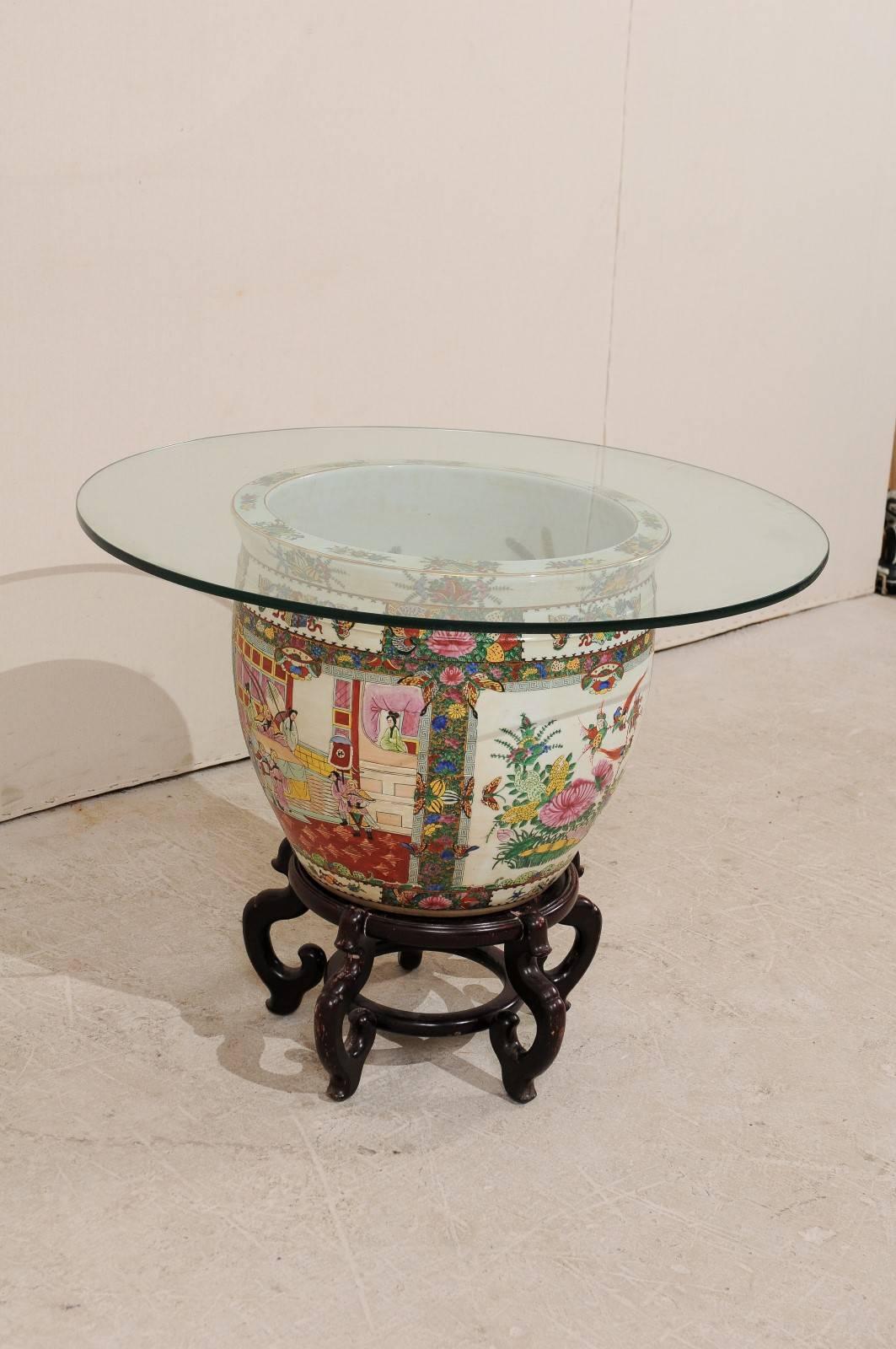 Runder chinesischer Famille Rose-Tisch aus Porzellan, Glas und Holz mit Ornamentverzierungen im Angebot 3