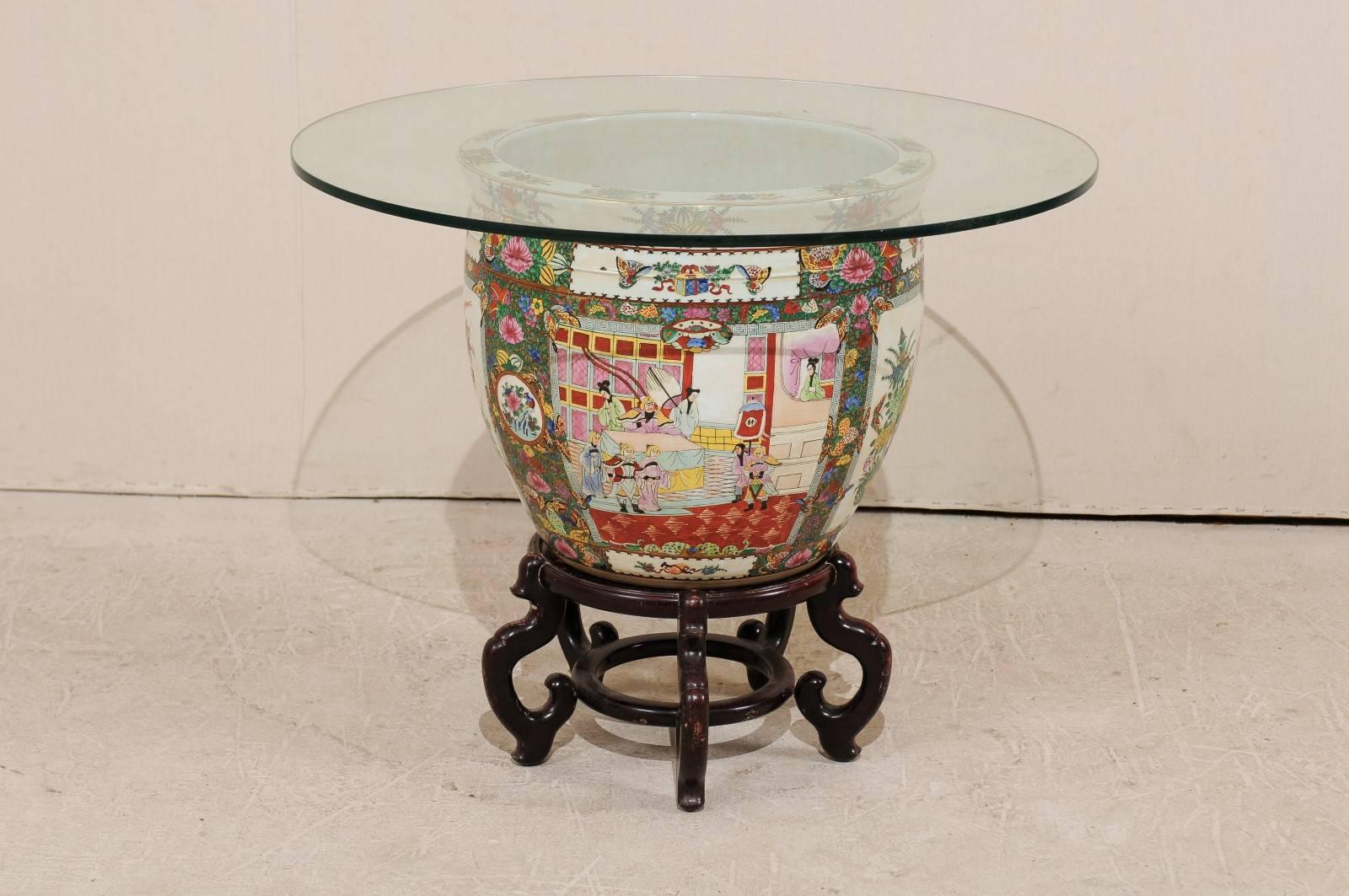 Runder chinesischer Famille Rose-Tisch aus Porzellan, Glas und Holz mit Ornamentverzierungen (Chinesisch) im Angebot