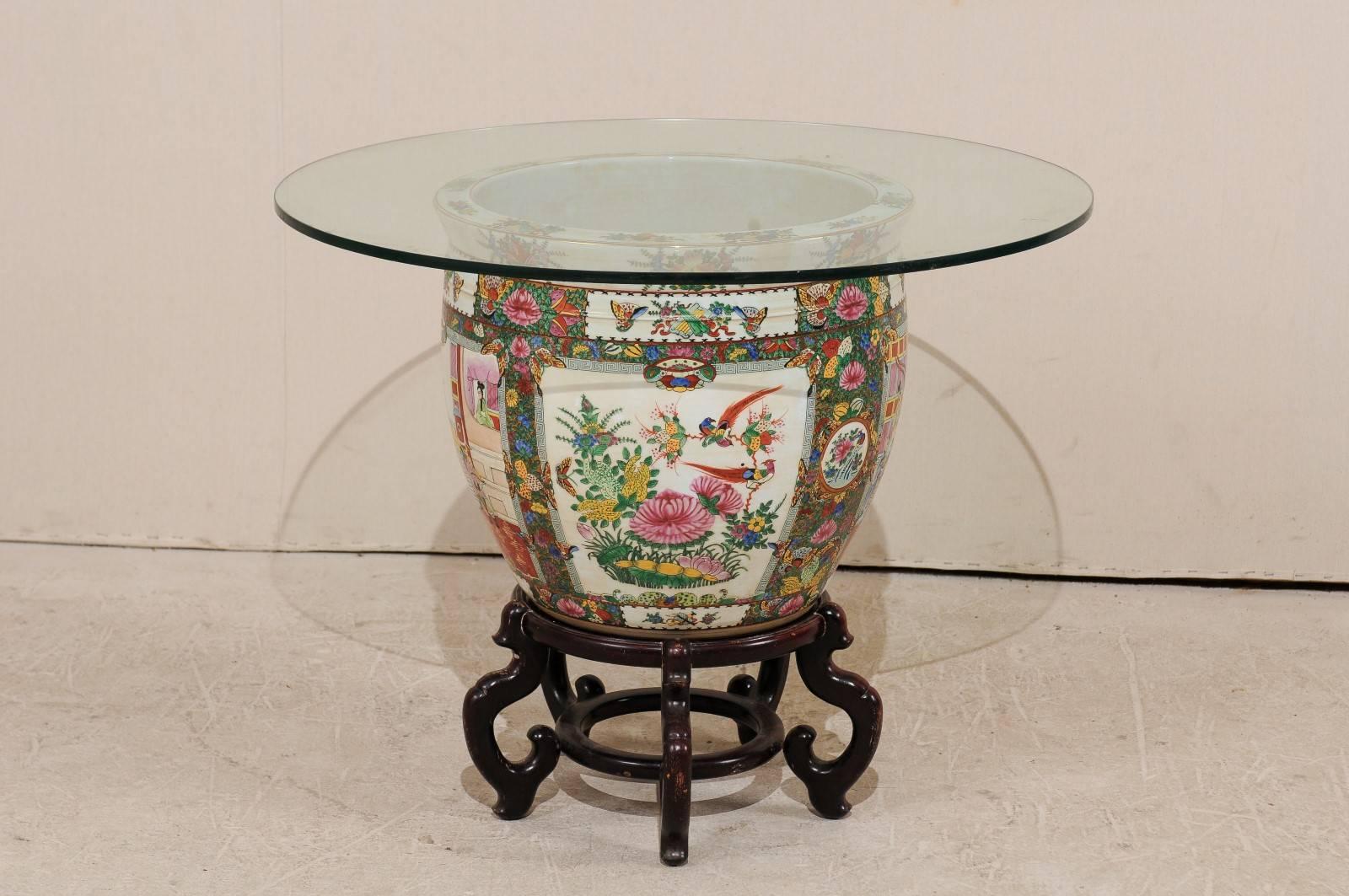 Runder chinesischer Famille Rose-Tisch aus Porzellan, Glas und Holz mit Ornamentverzierungen (Gemalt) im Angebot