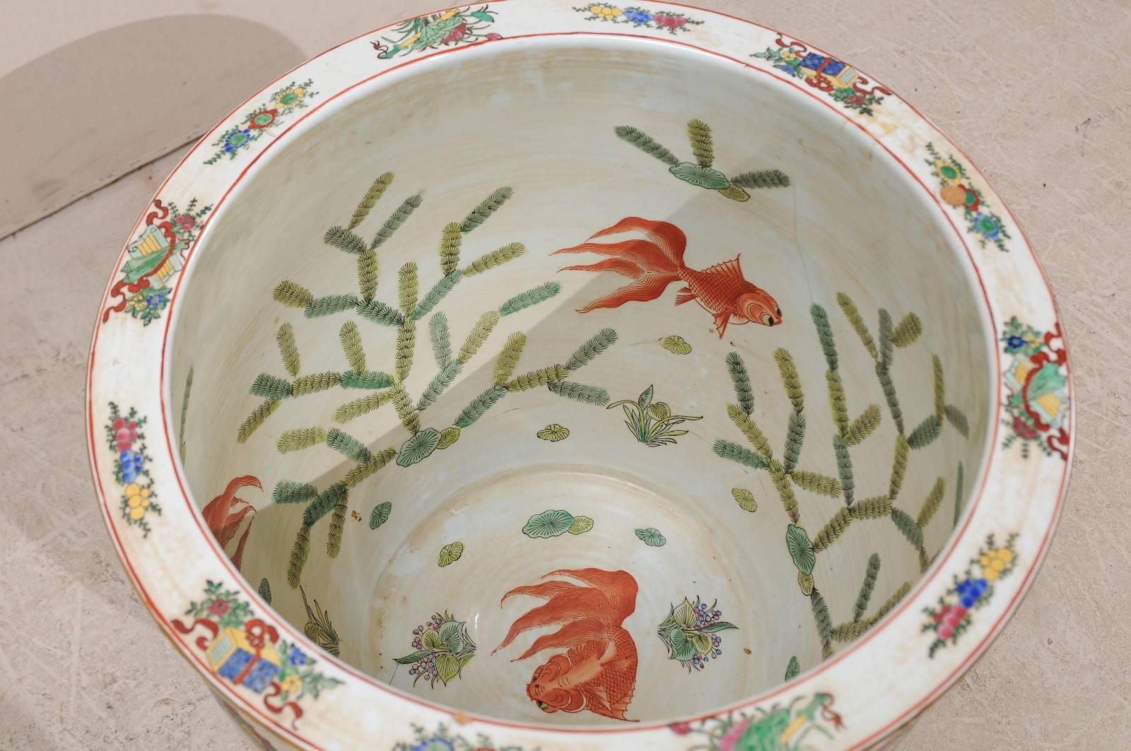 Runder chinesischer Famille Rose-Tisch aus Porzellan, Glas und Holz mit Ornamentverzierungen im Angebot 4