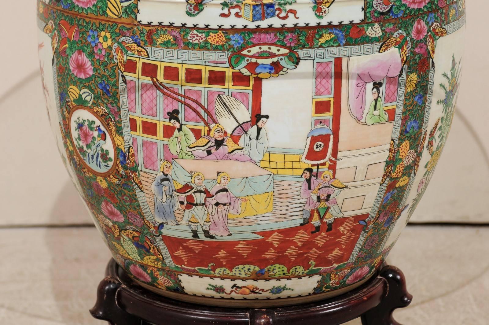 Runder chinesischer Famille Rose-Tisch aus Porzellan, Glas und Holz mit Ornamentverzierungen im Angebot 1
