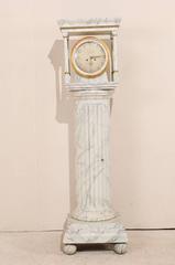 Orologio da pavimento svedese del XIX secolo con corpo a colonna, finta marmorizzazione e cofano architettonico