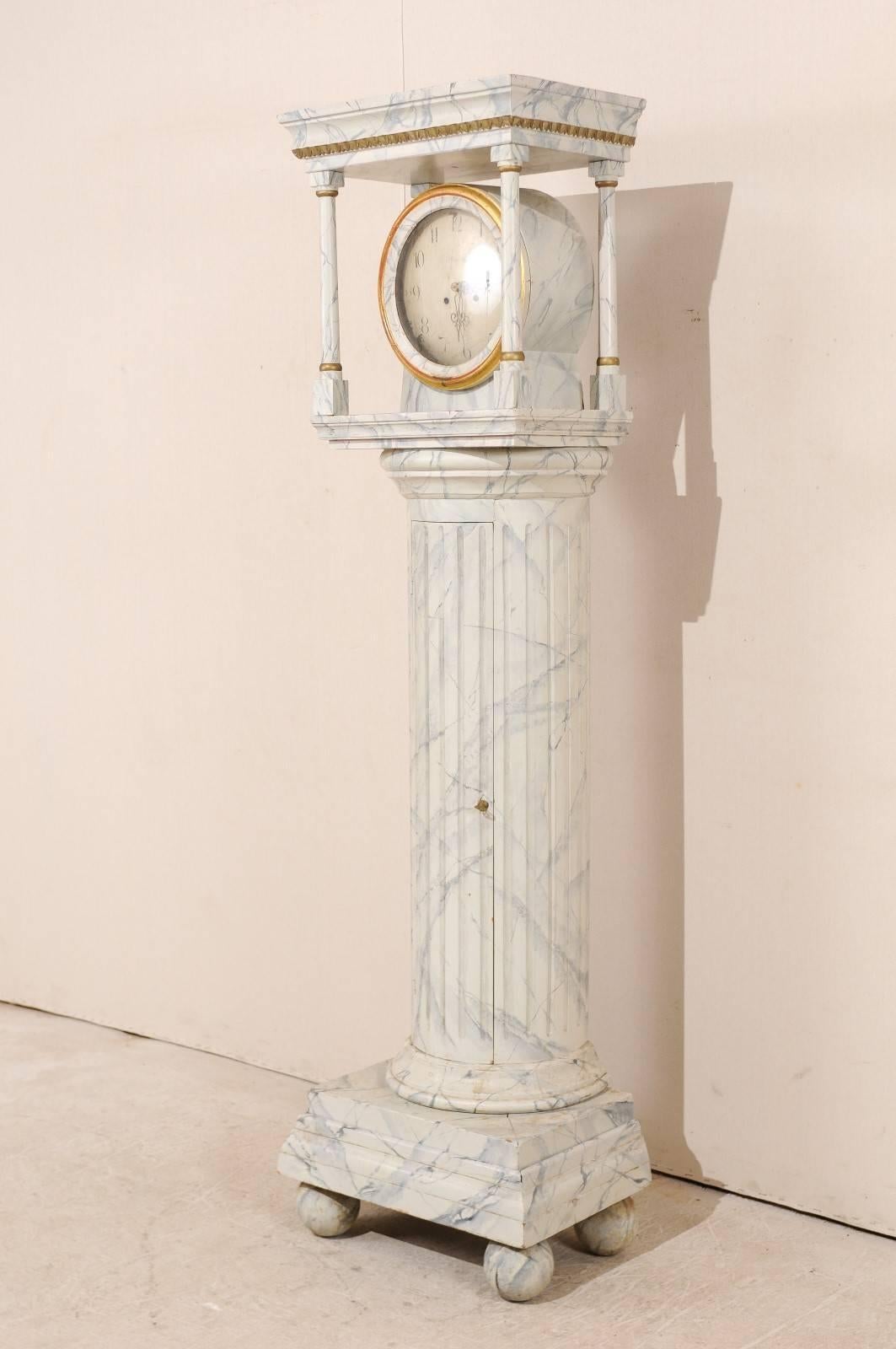 Suédois Horloge de sol suédoise du 19ème siècle avec corps à colonne, faux marbre et bonnet architectural en vente