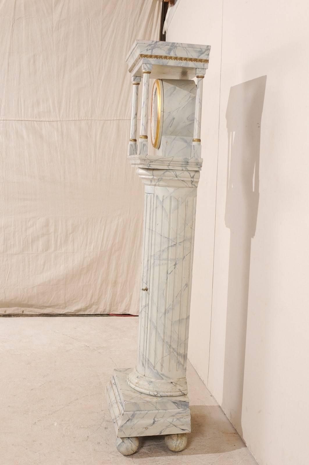 Horloge de sol suédoise du 19ème siècle avec corps à colonne, faux marbre et bonnet architectural Bon état - En vente à Atlanta, GA
