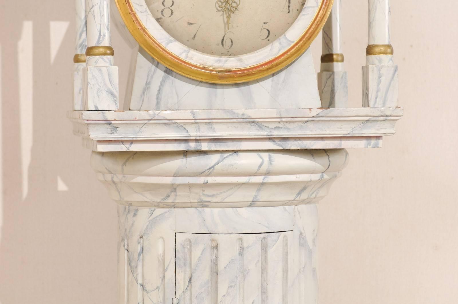 Bois Horloge de sol suédoise du 19ème siècle avec corps à colonne, faux marbre et bonnet architectural en vente