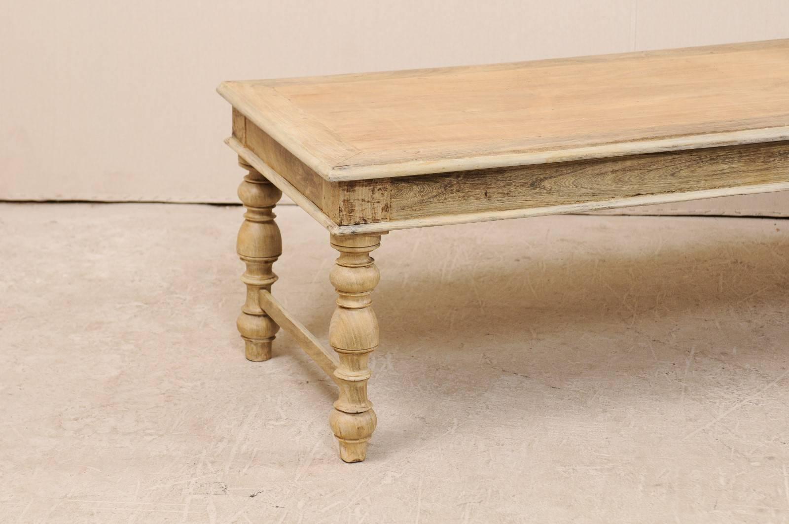 Belgischer Couchtisch oder Mitteltisch aus blassem Holz mit gedrechselten Beinen aus der Mitte des 20. Jahrhunderts (Gebleicht) im Angebot