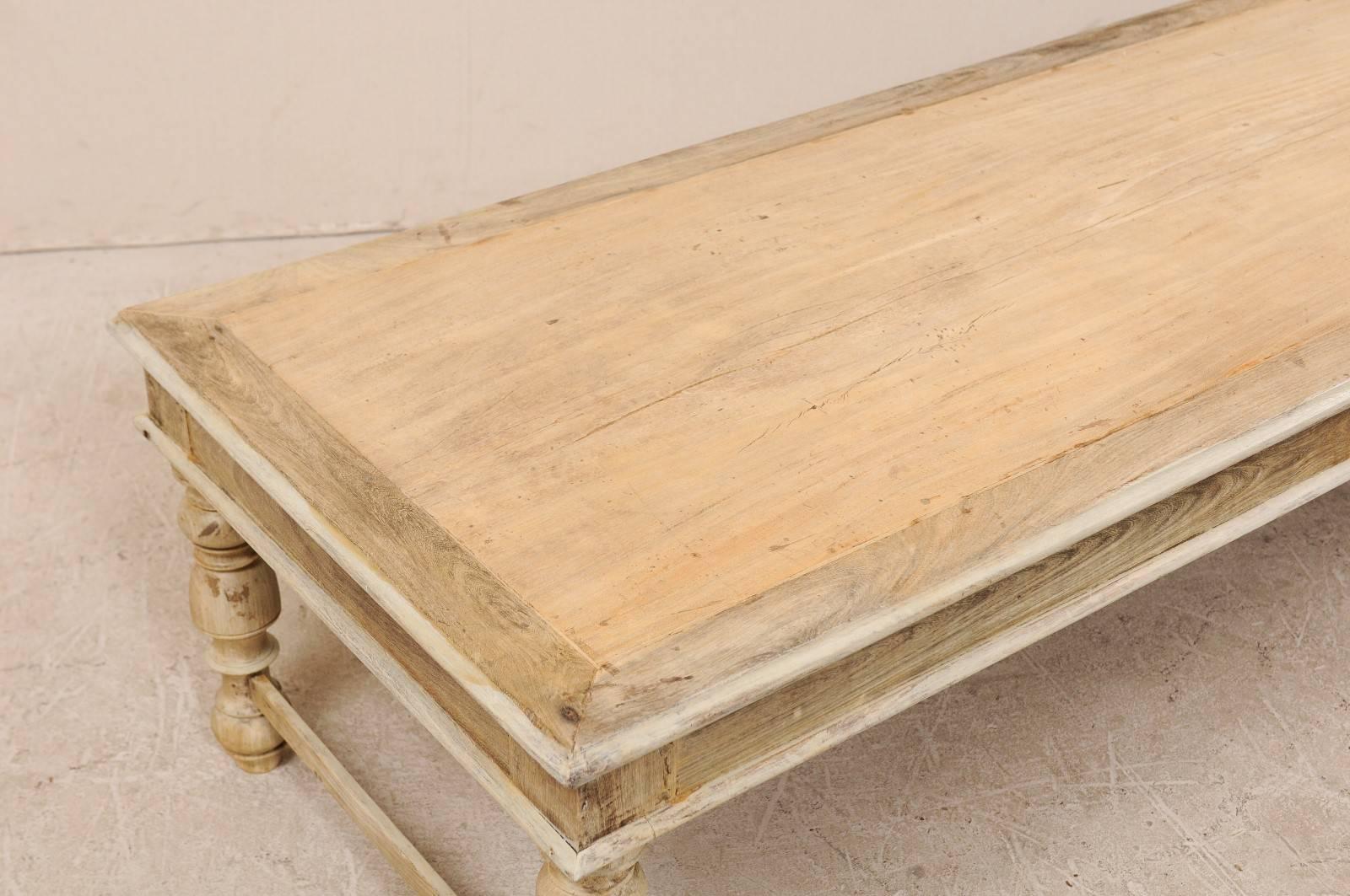 Belgischer Couchtisch oder Mitteltisch aus blassem Holz mit gedrechselten Beinen aus der Mitte des 20. Jahrhunderts im Angebot 5