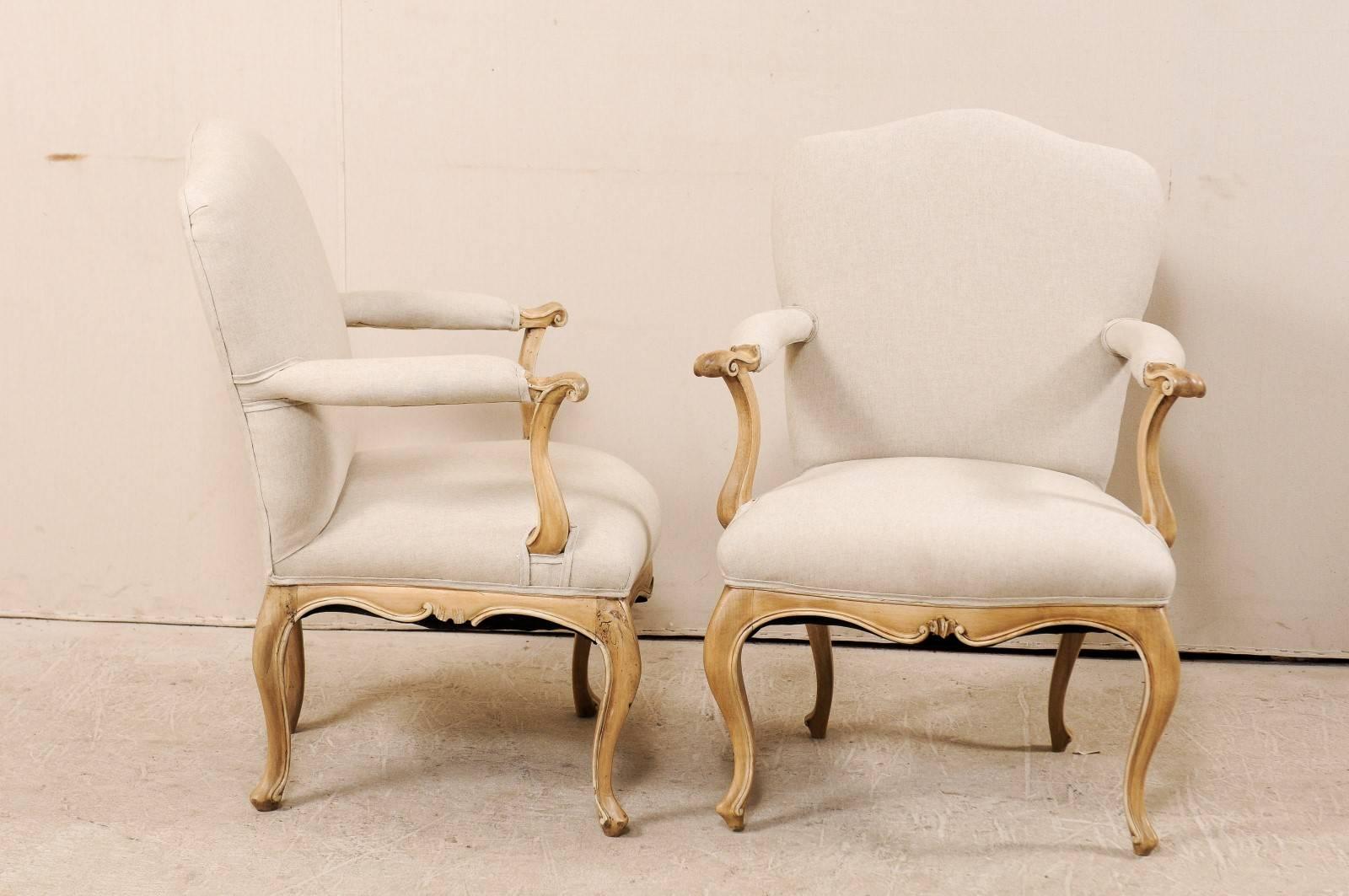 XIXe siècle Paire de ravissants fauteuils italiens tapissés du 19ème siècle avec pieds cabriole en vente