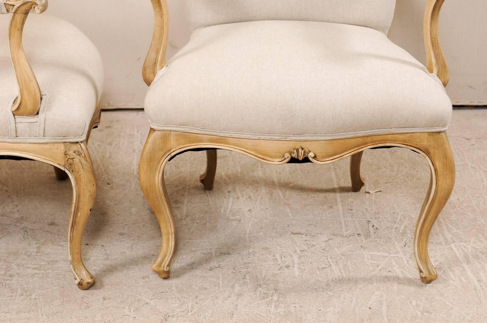 Paire de ravissants fauteuils italiens tapissés du 19ème siècle avec pieds cabriole en vente 1