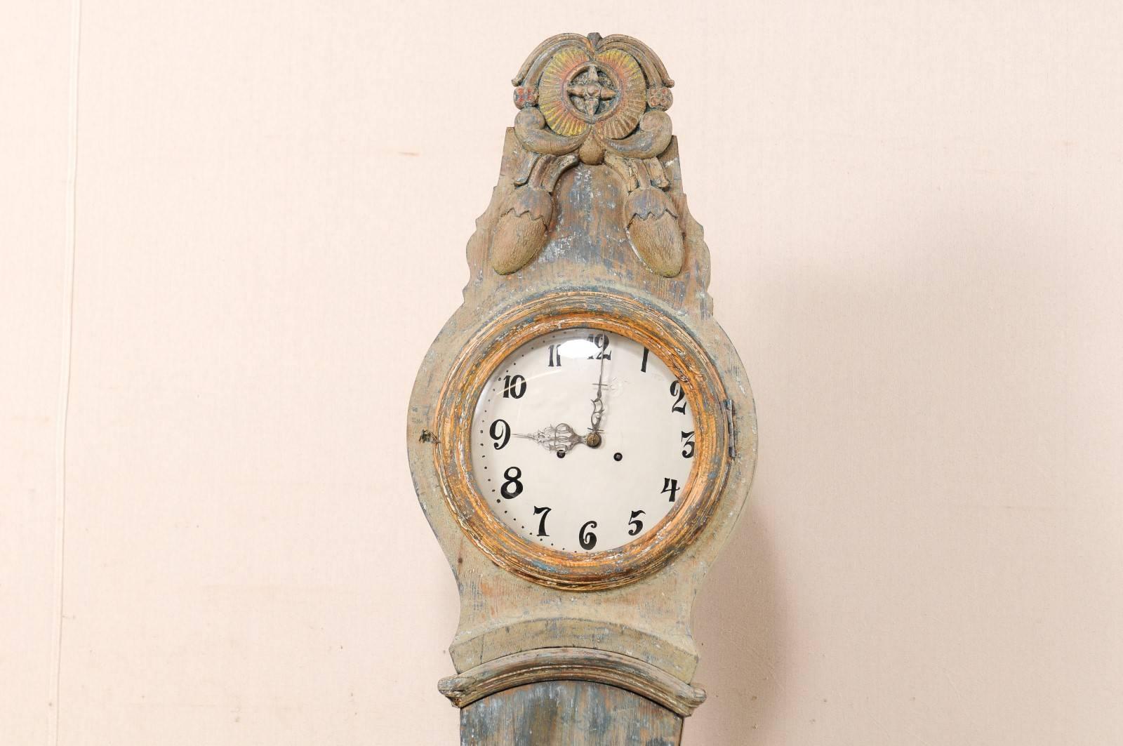 Peint Une horloge suédoise du 19e siècle à long fuseau ou à poser sur le sol avec une couronne magnifiquement exagérée en vente