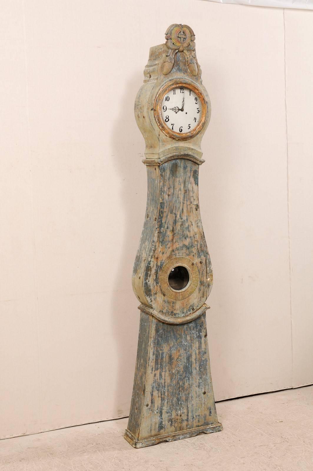 Gustavien Une horloge suédoise du 19e siècle à long fuseau ou à poser sur le sol avec une couronne magnifiquement exagérée en vente