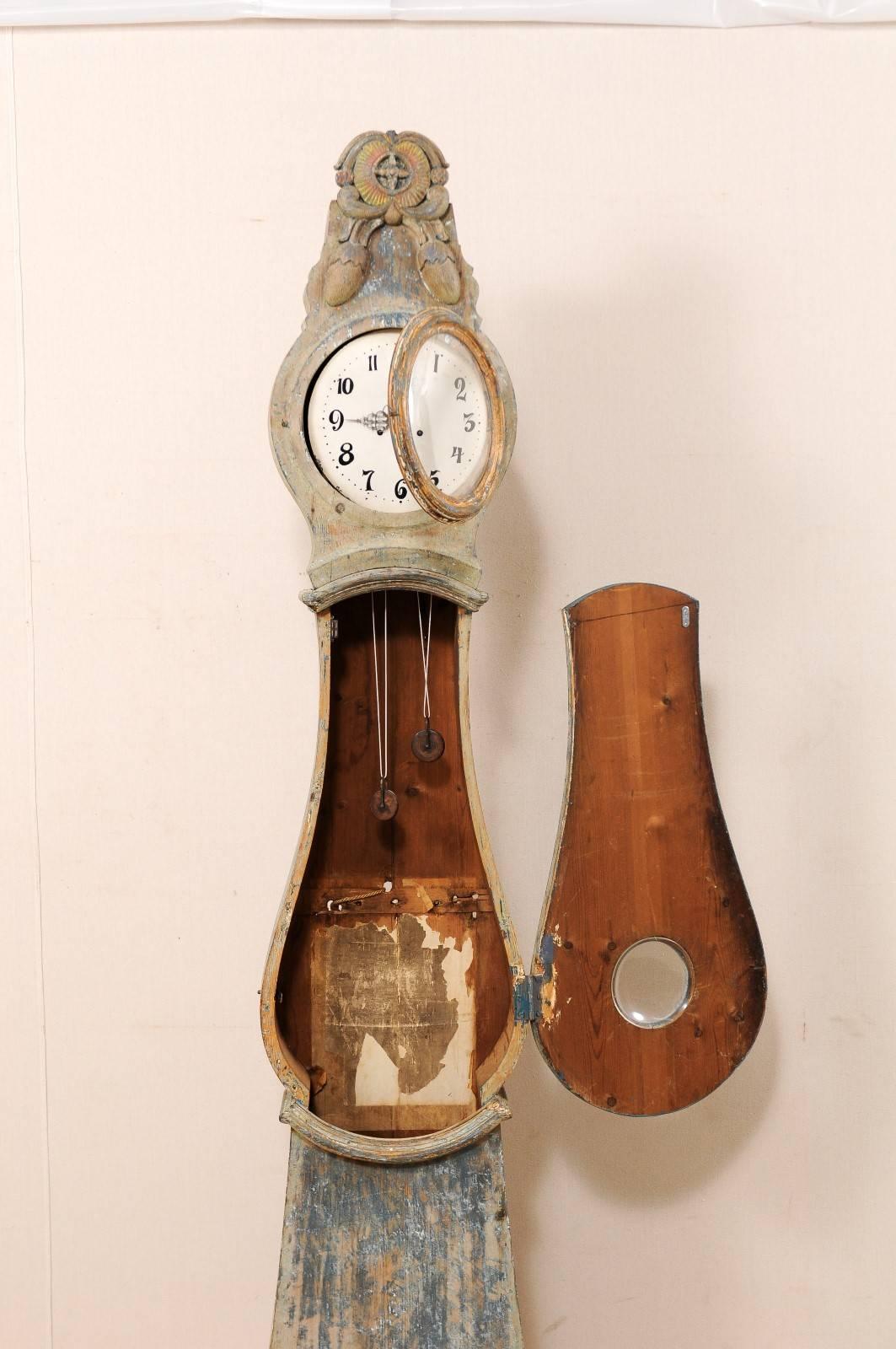 Une horloge suédoise du 19e siècle à long fuseau ou à poser sur le sol avec une couronne magnifiquement exagérée en vente 1