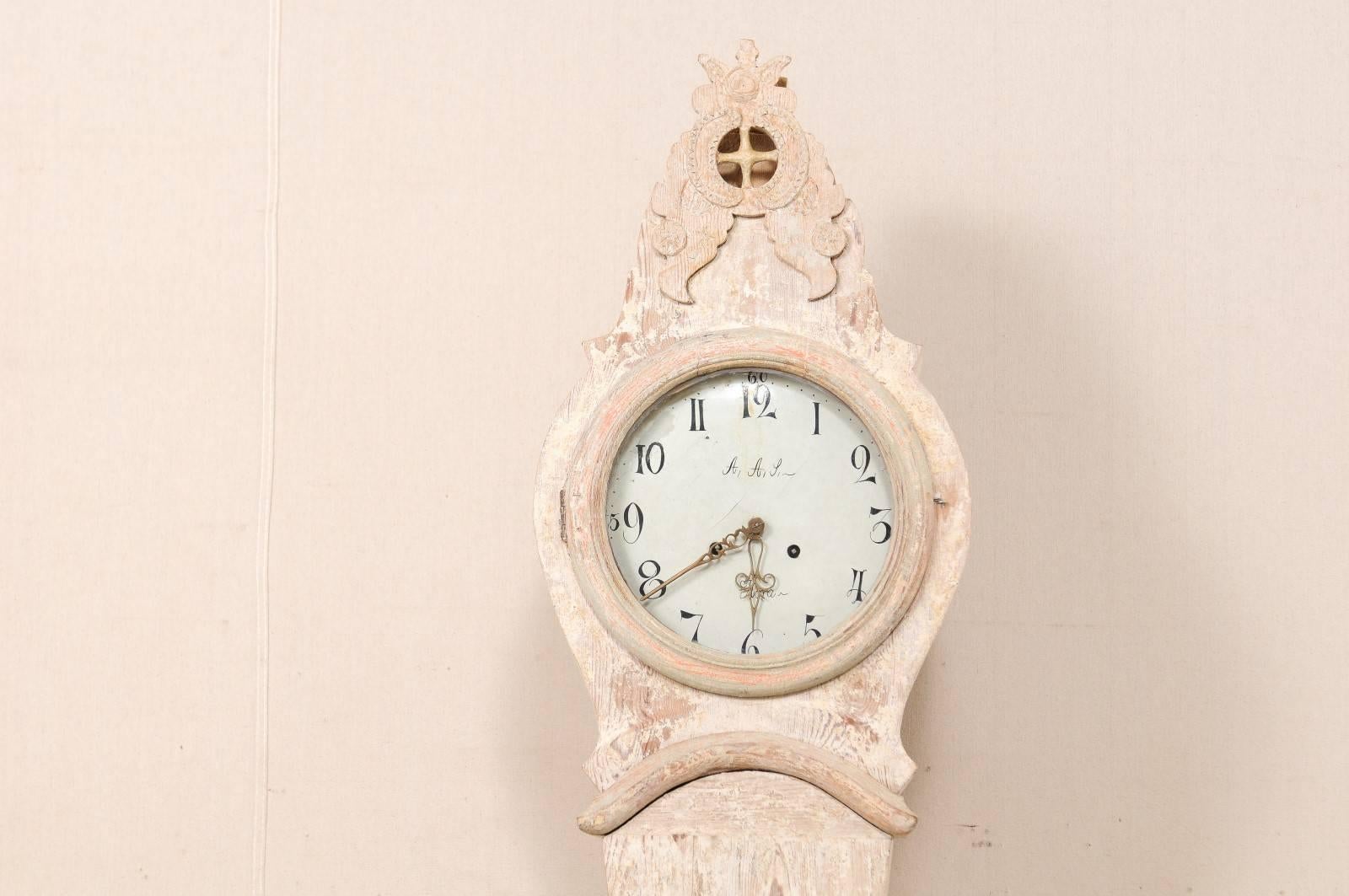 Suédois Ravissante horloge de sol en bois peint du 19ème siècle du comté de Norrbotten, Suède en vente