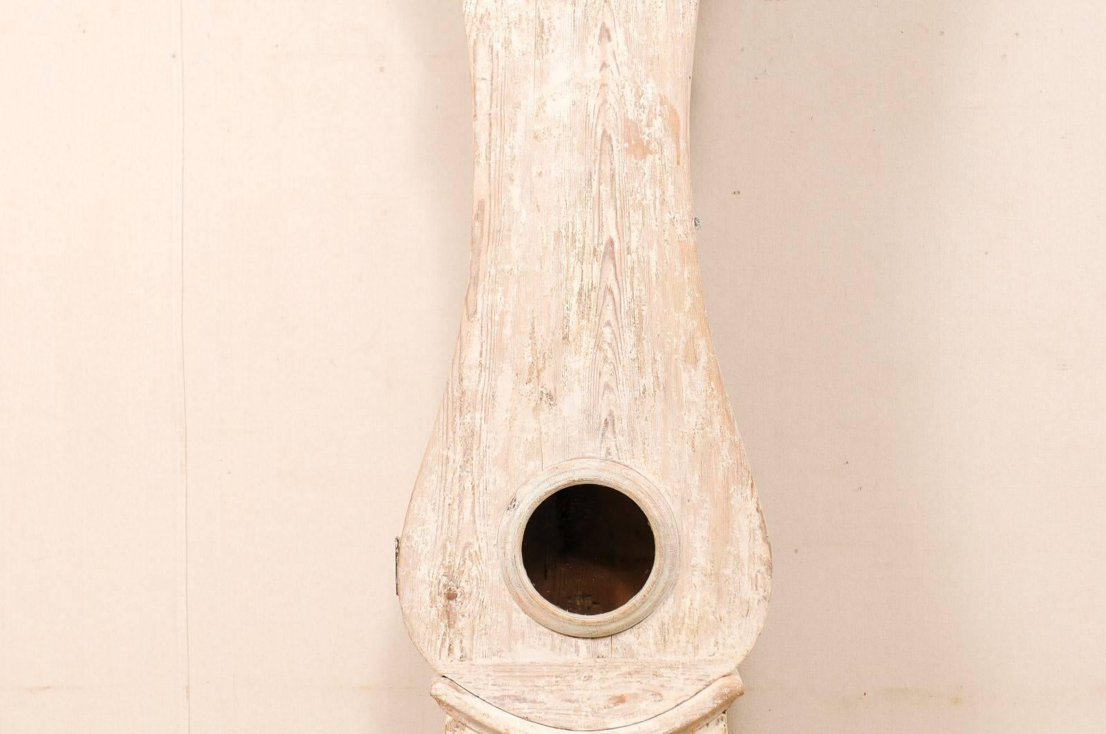 Schöne Bodenuhr aus bemaltem Holz aus Norrbotten County, Schweden, 19. Jahrhundert (Geschnitzt) im Angebot