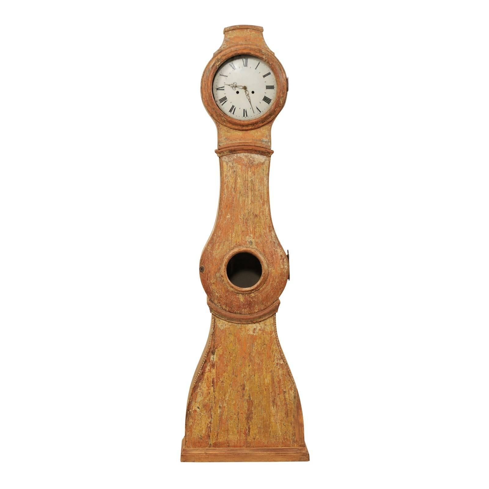 Reloj de pie / caja larga de madera pintada sueca del siglo XIX con acabado raspado