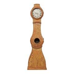 Reloj de pie / caja larga de madera pintada sueca del siglo XIX con acabado raspado