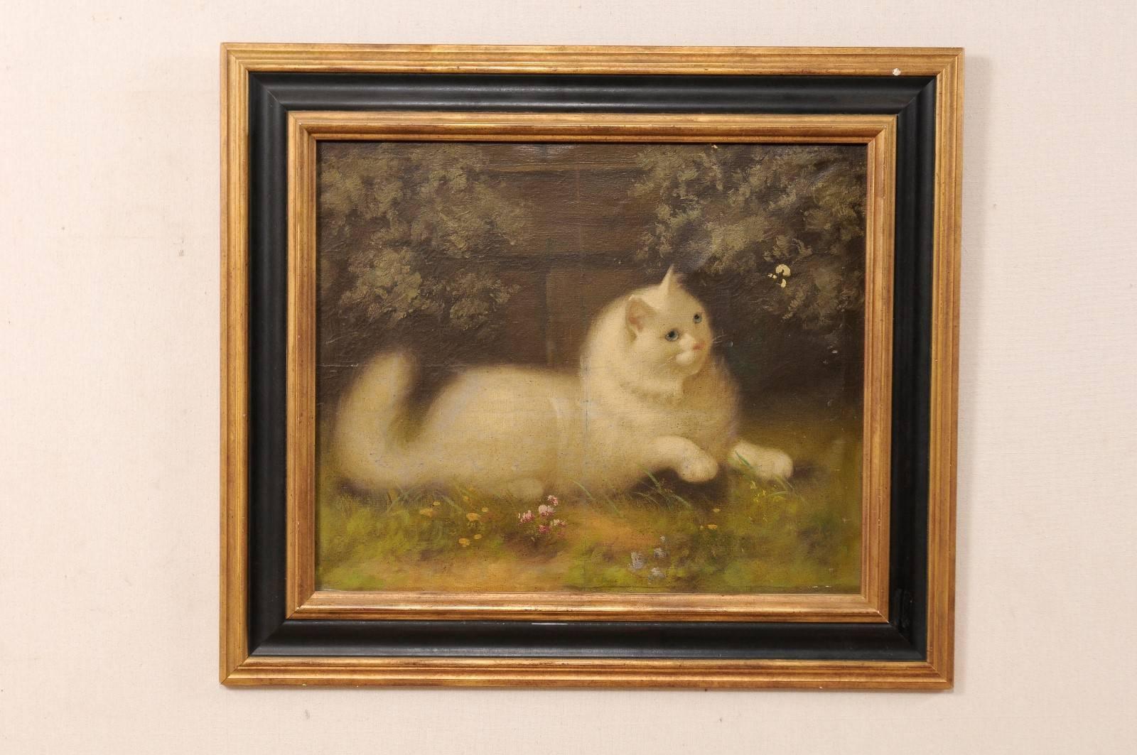 Une peinture à l'huile vintage d'un chat persan blanc. Cette douce peinture, de Beno Boleradsky (un artiste hongrois bien connu), représente un chat blanc joueur, aux yeux bleus perçants et au long pelage doux, couché au milieu de l'herbe et des