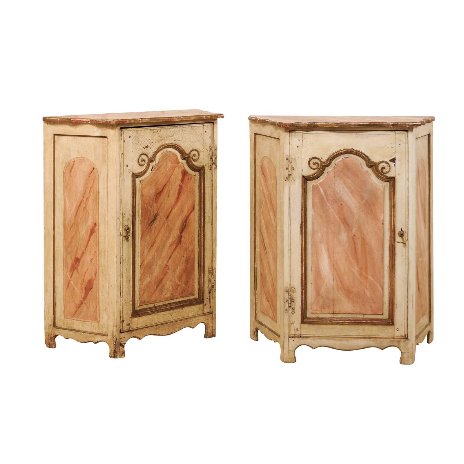 Paire de petites commodes italiennes du début du 20ème siècle en bois peint et faux marbre en vente