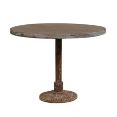 Table de bistro ronde de style français avec base à piédestal en fer vieilli & dessus en bois