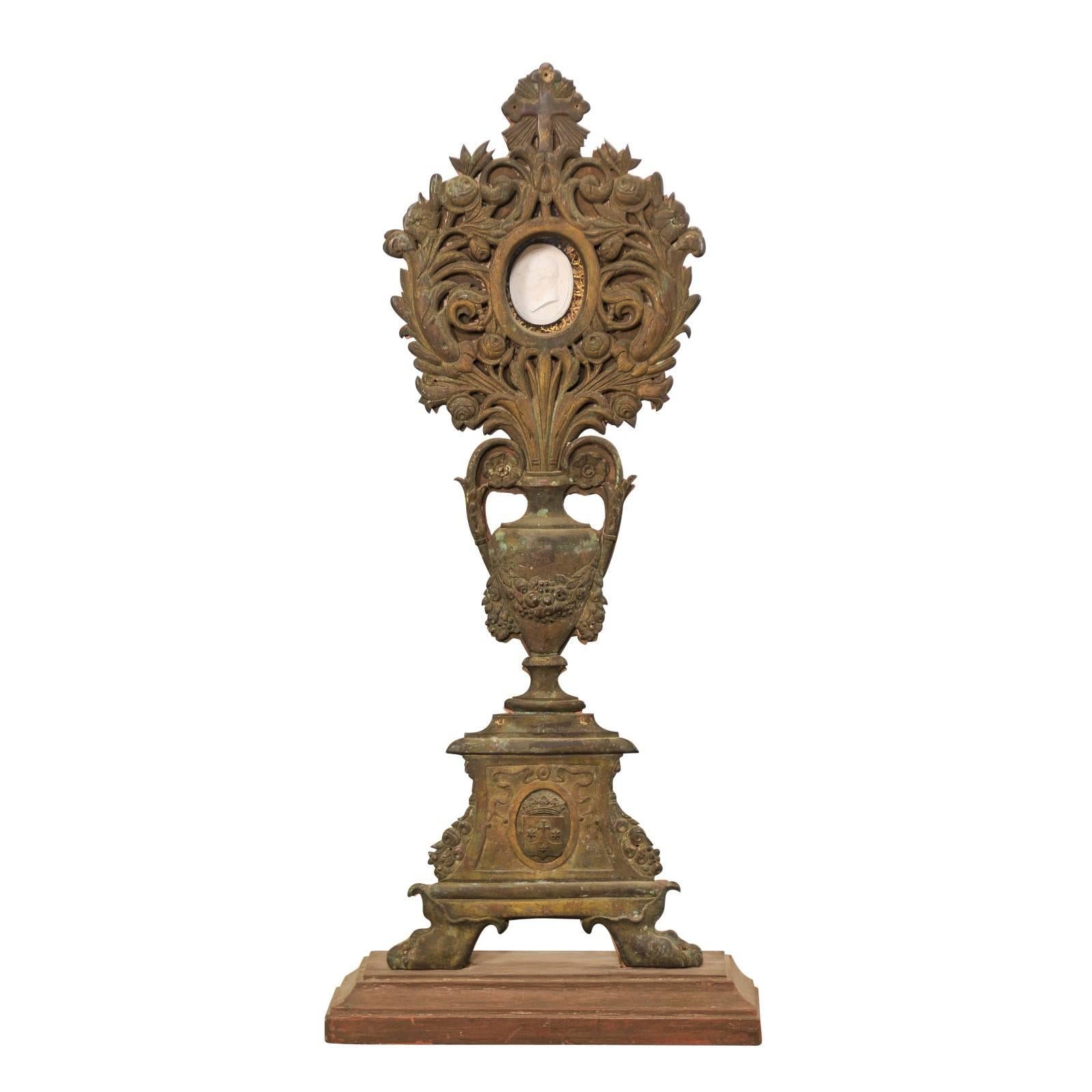 Retable français du XIXe siècle avec intaille centrale et repoussé décoré