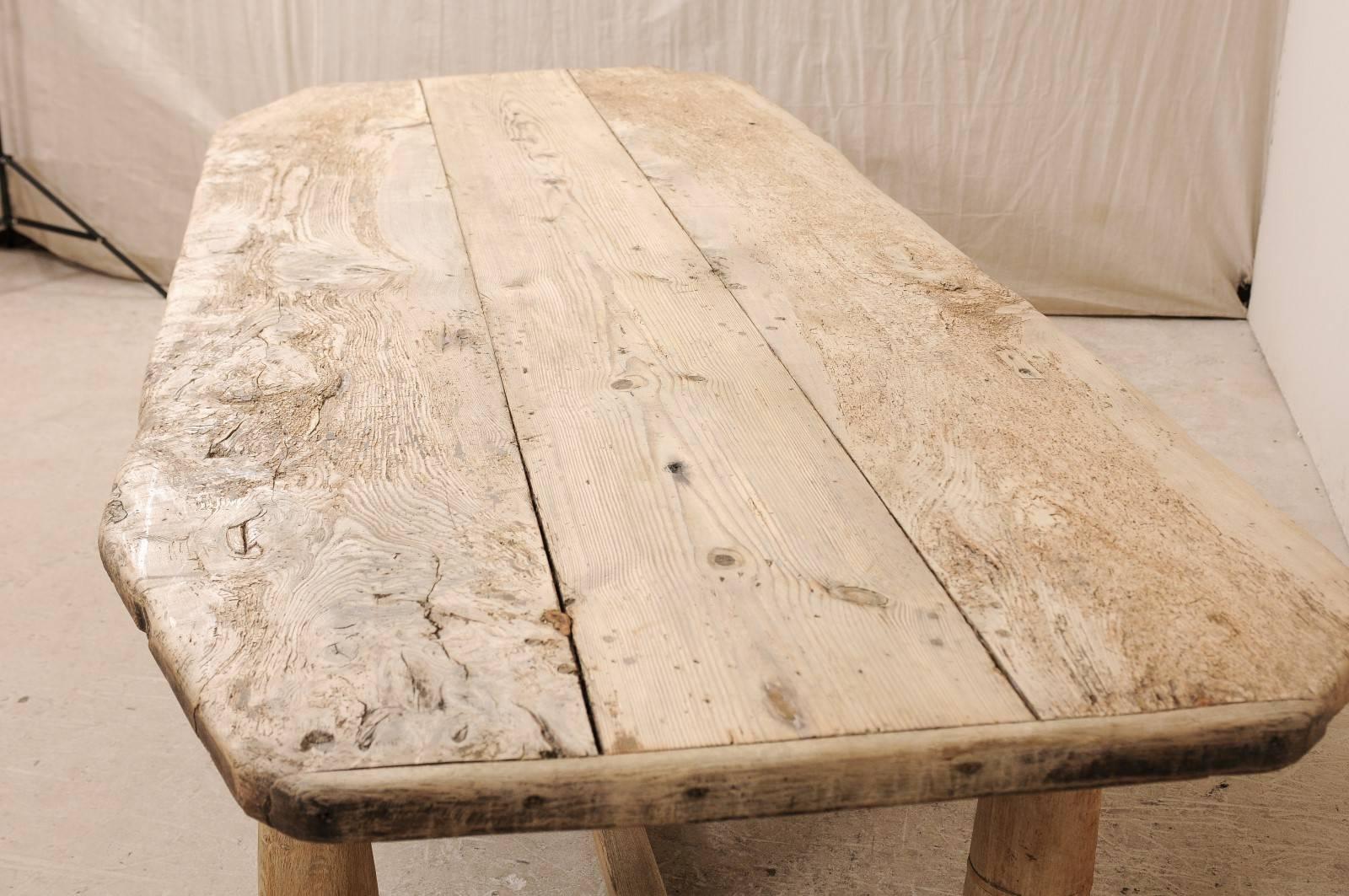 Italian Early 18th Century Bleached Oak Rustic Dining Table with Lovely Aging 3