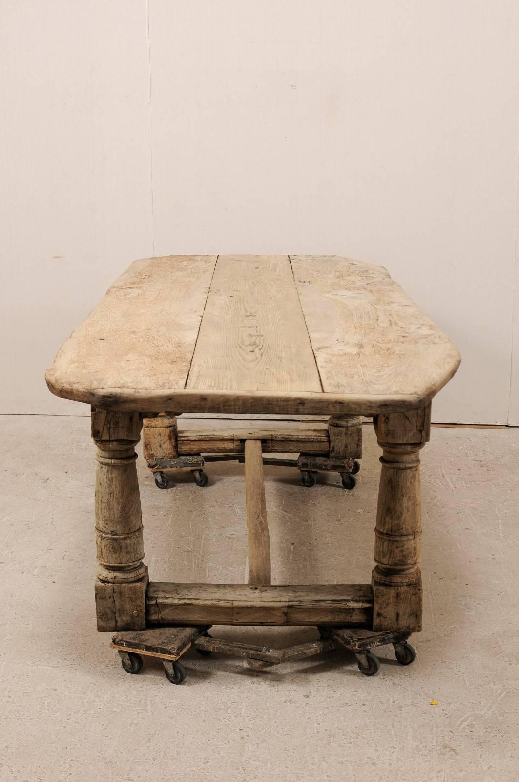 Italian Early 18th Century Bleached Oak Rustic Dining Table with Lovely Aging 4