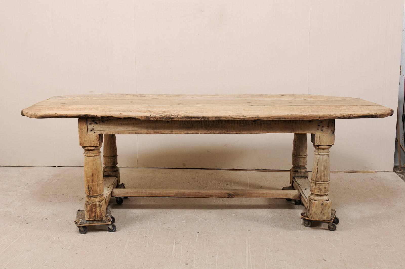 Italian Early 18th Century Bleached Oak Rustic Dining Table with Lovely Aging 5