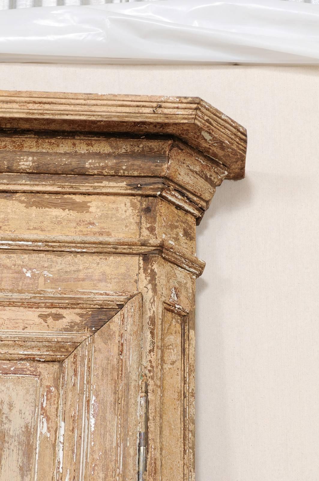 Paar italienische Holztüren aus dem frühen 19. Jahrhundert mit Originalverkleidung und -formung (Geschnitzt) im Angebot