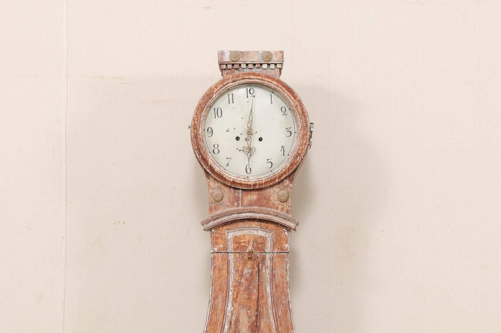 Suédois Horloge de sol suédoise du 19ème siècle en bois avec jolis détails de denticules sculptées en vente