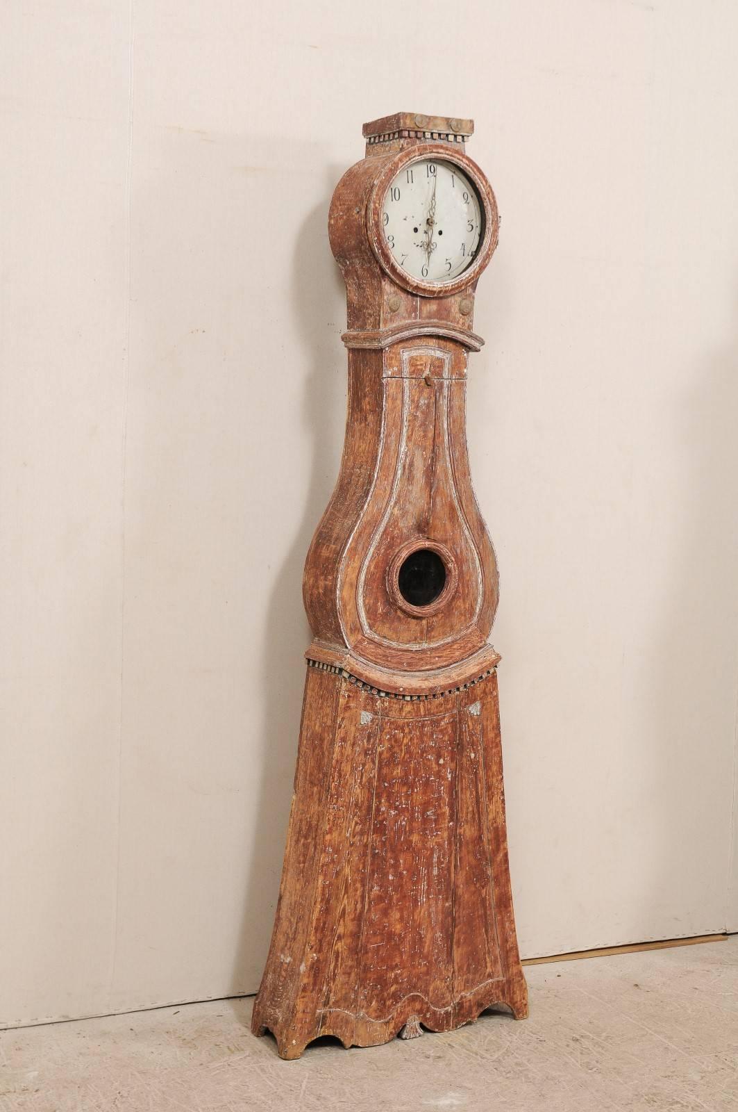 XIXe siècle Horloge de sol suédoise du 19ème siècle en bois avec jolis détails de denticules sculptées en vente