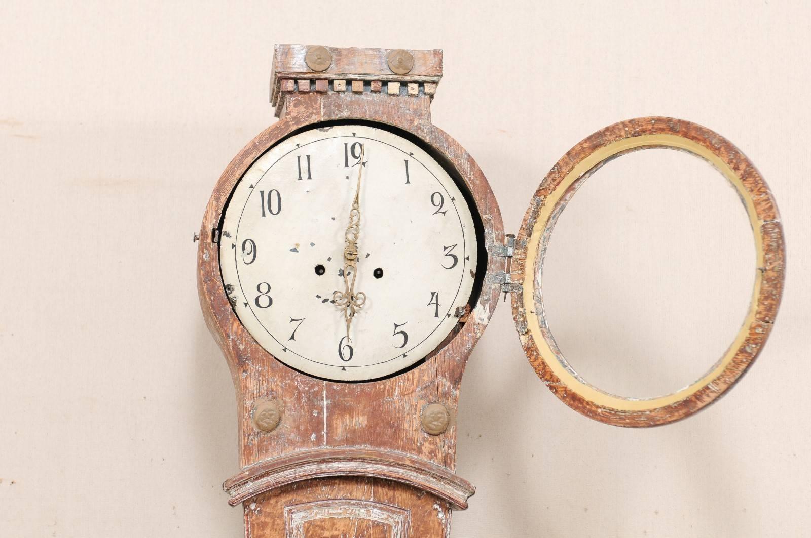 Horloge de sol suédoise du 19ème siècle en bois avec jolis détails de denticules sculptées en vente 1