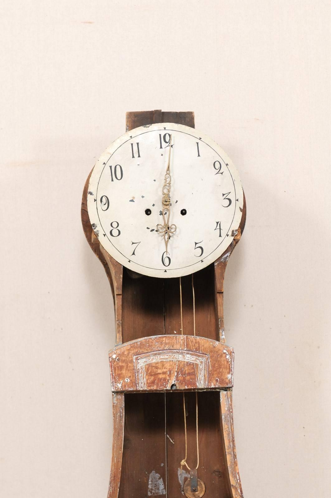 Horloge de sol suédoise du 19ème siècle en bois avec jolis détails de denticules sculptées en vente 2