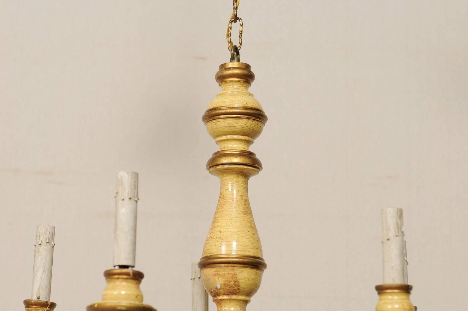 Fünf-Licht-Kronleuchter aus Holz und Metall mit warmen Beige- und Goldtönen (20. Jahrhundert) im Angebot
