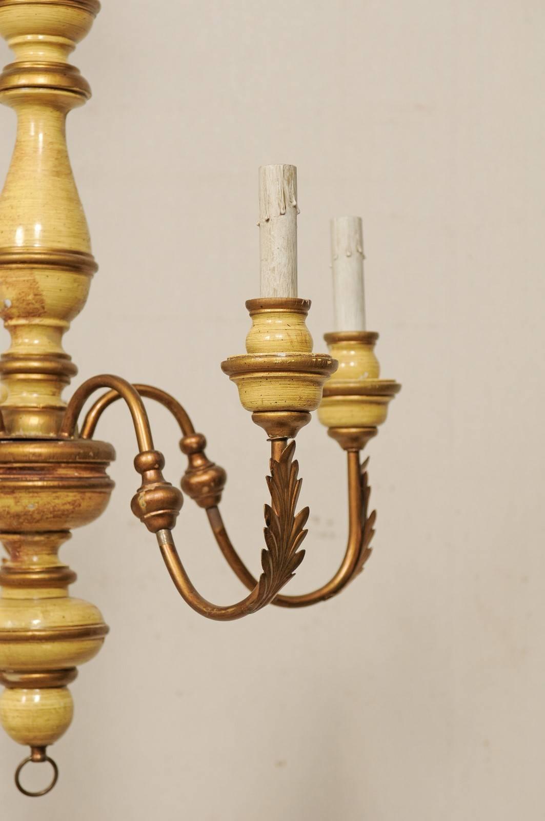 Fünf-Licht-Kronleuchter aus Holz und Metall mit warmen Beige- und Goldtönen im Angebot 2