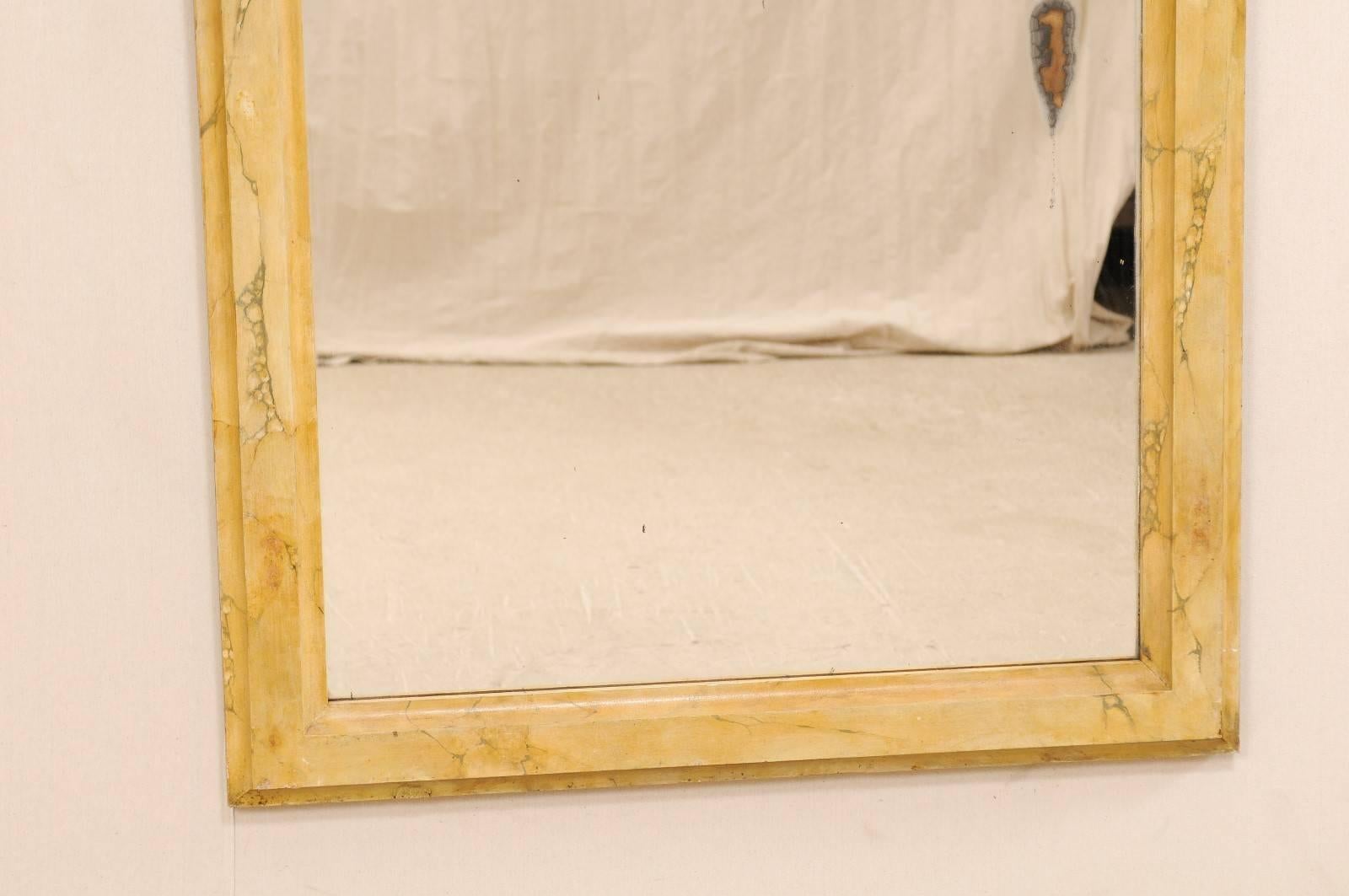 XX secolo Specchio italiano in oro chiaro con cornice in finto marmo dei primi del Novecento in vendita