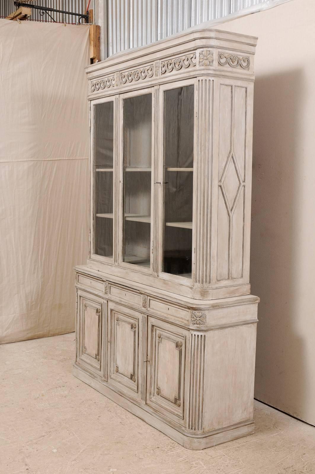 French 19th Century Neutral Painted Wood & Glass Tall Cabinet with Moulded Trim 2