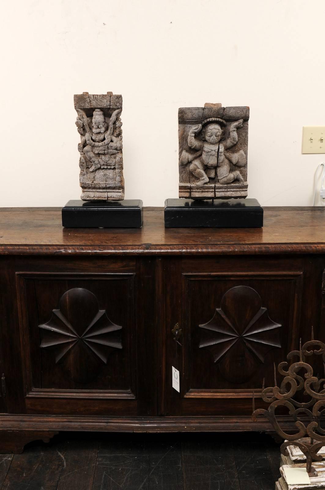 Paar geschnitzte Hindu- Tempelfragmente aus Holz aus dem 19. Jahrhundert aus einem Tempel in Indien im Angebot 4